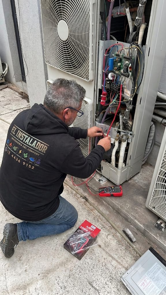 Servicio Técnico — Mantenimiento preventivo y correctivo, diagnóstico y repuestos originales.